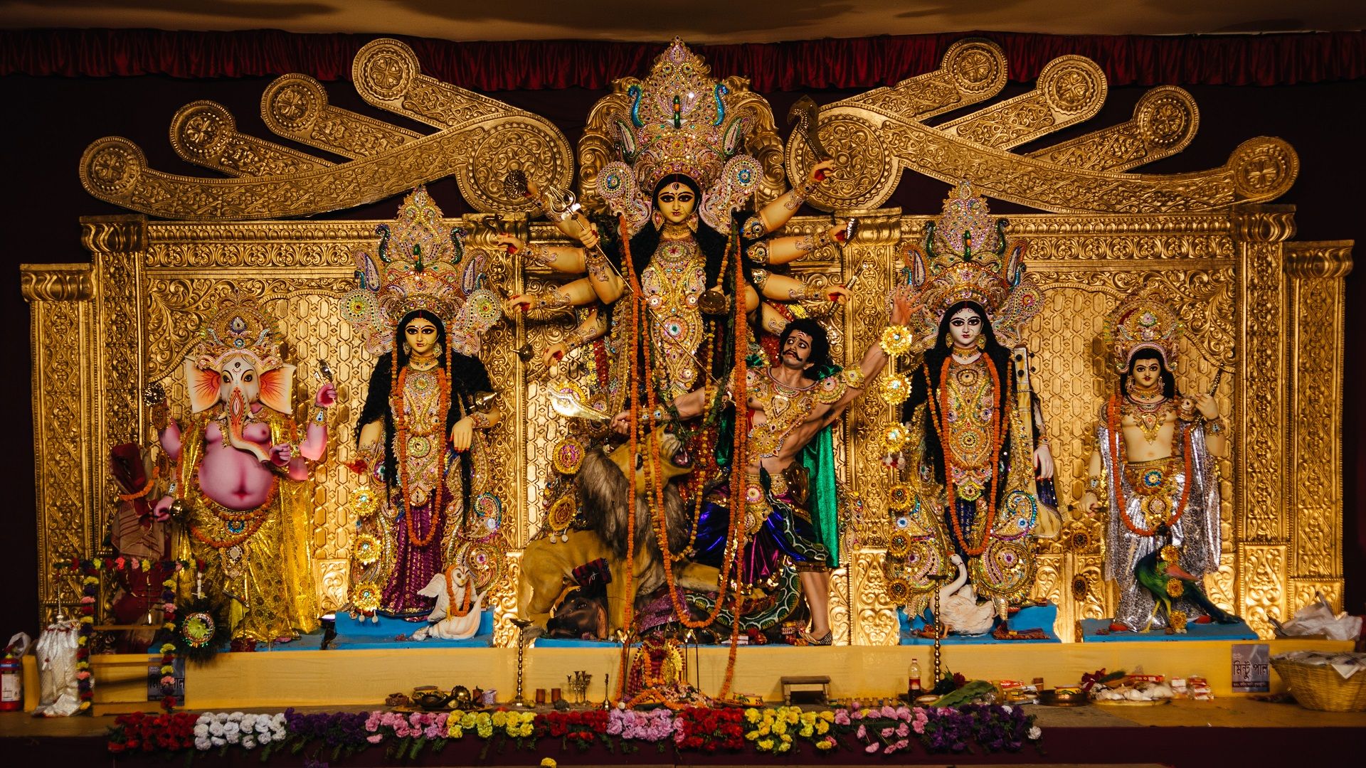Escultura detallada de la diosa Durga.