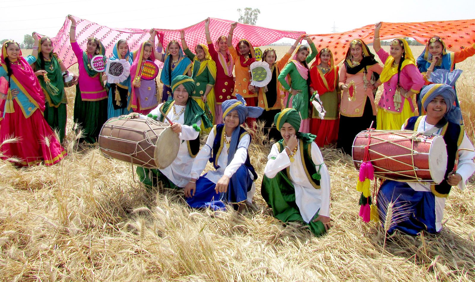 Hombres con turbantes de colores bailando Bhangra.