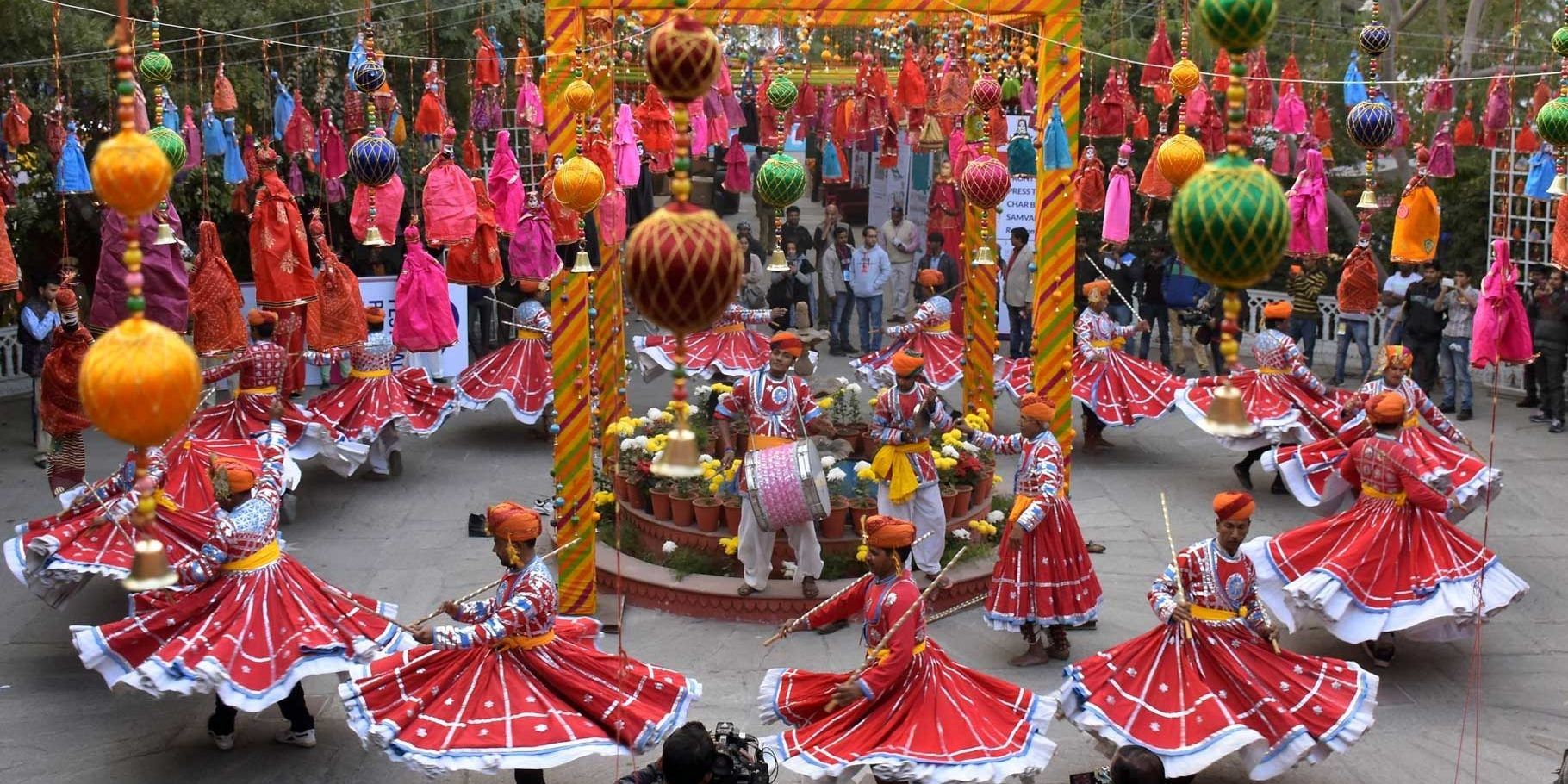 Escritores y público en un patio decorado de Rajastán.