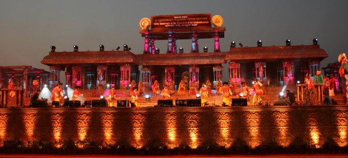 Templos de piedra de Hampi iluminados de noche.