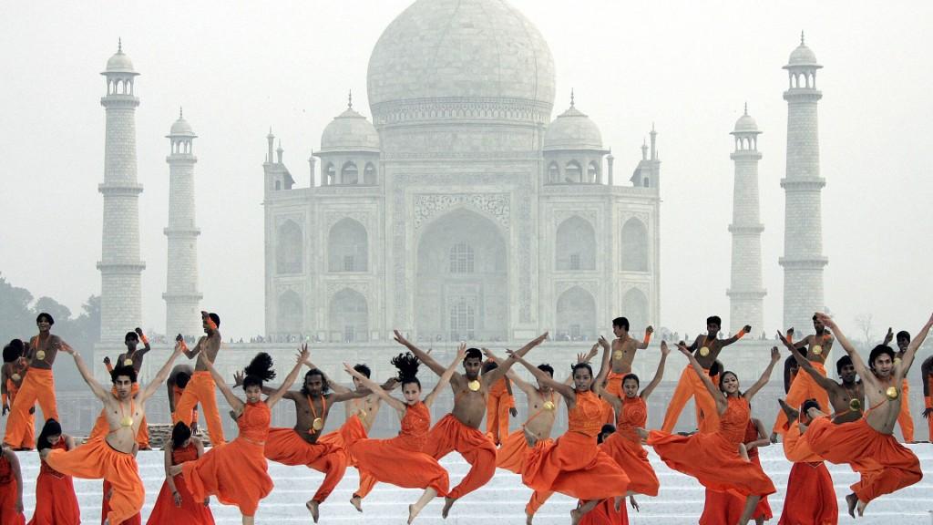 Danza tradicional con el Taj Mahal de fondo.