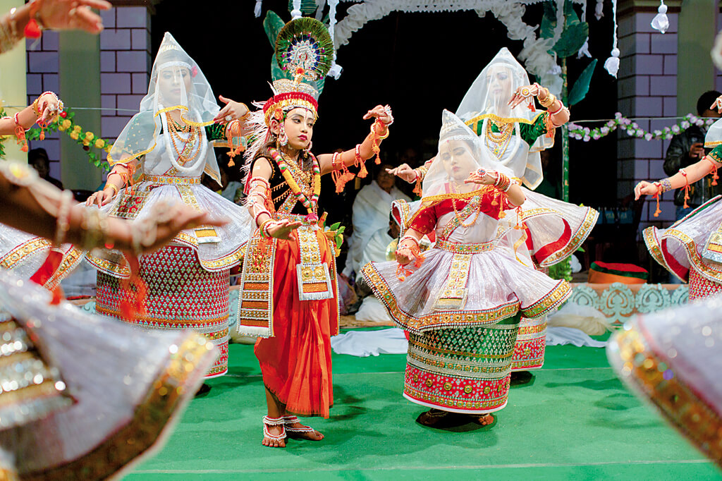 Bailarines de Manipur con trajes únicos.