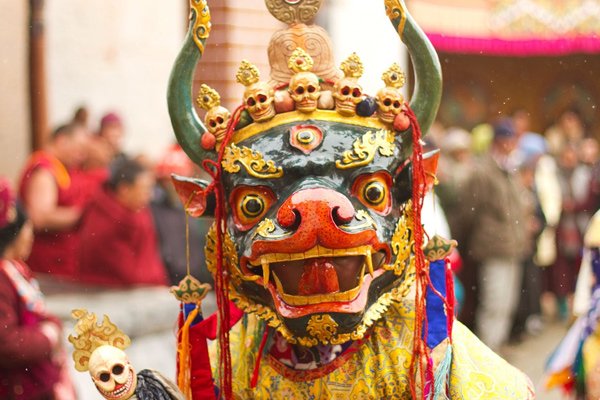 Gente bebiendo té de mantequilla y banderas de oración.