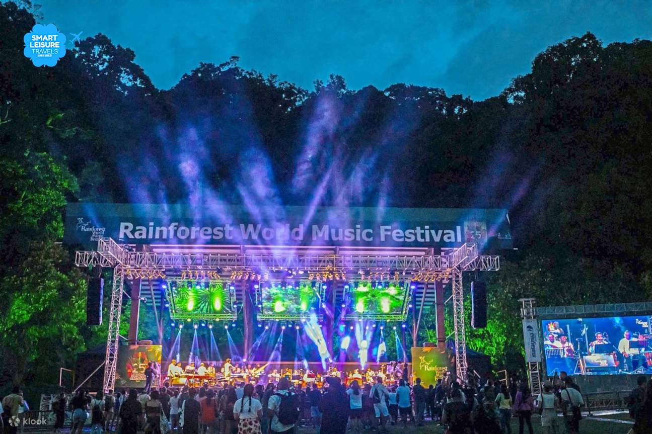 Escenario de música rodeado de jungla tropical.