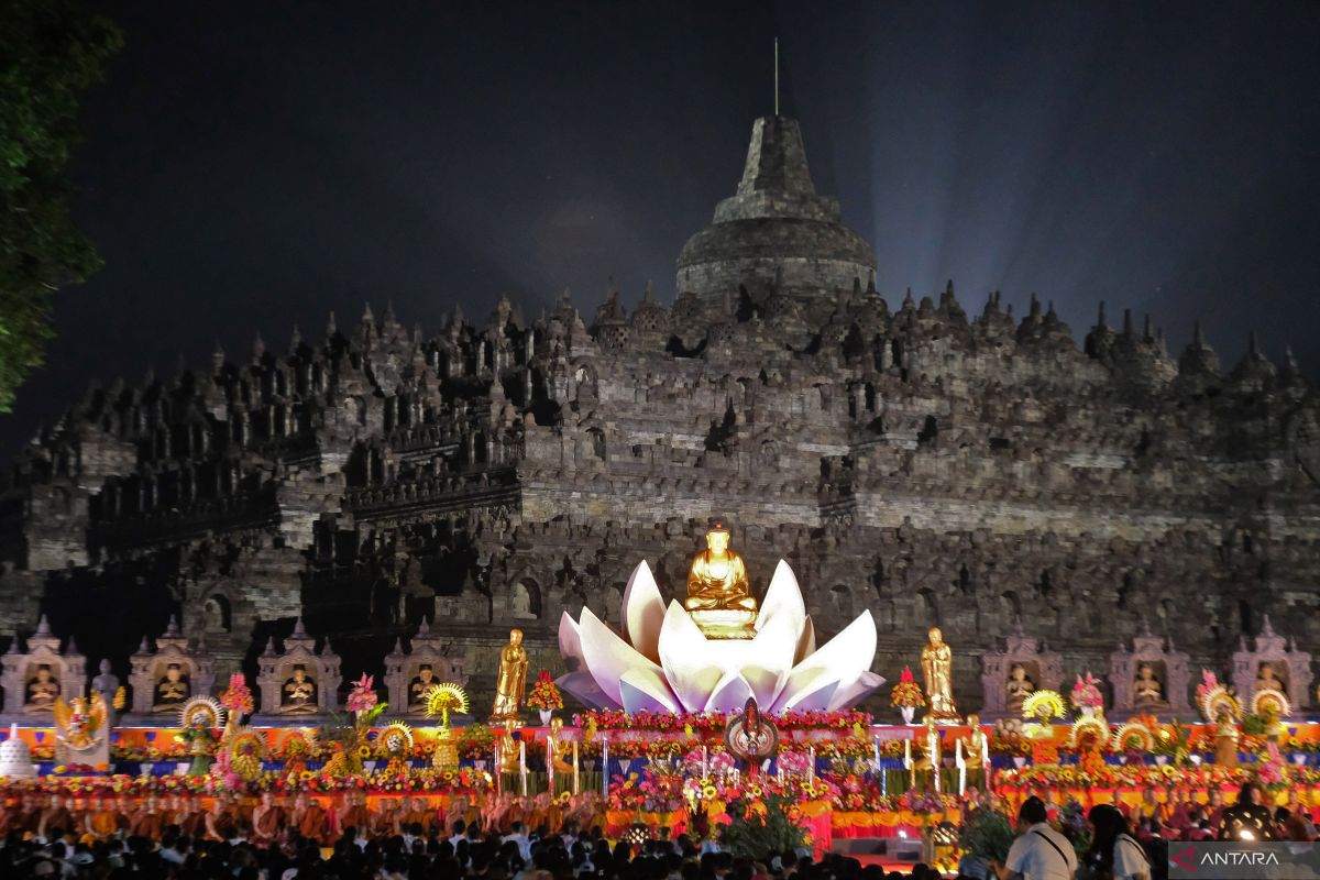 Linternas de luz elevándose sobre el templo de Borobudur.