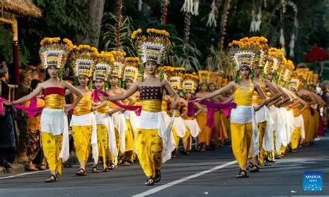 Bailarinas balinesas con coronas de oro.