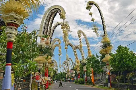 Calle balinesa llena de arcos de bambú decorados.