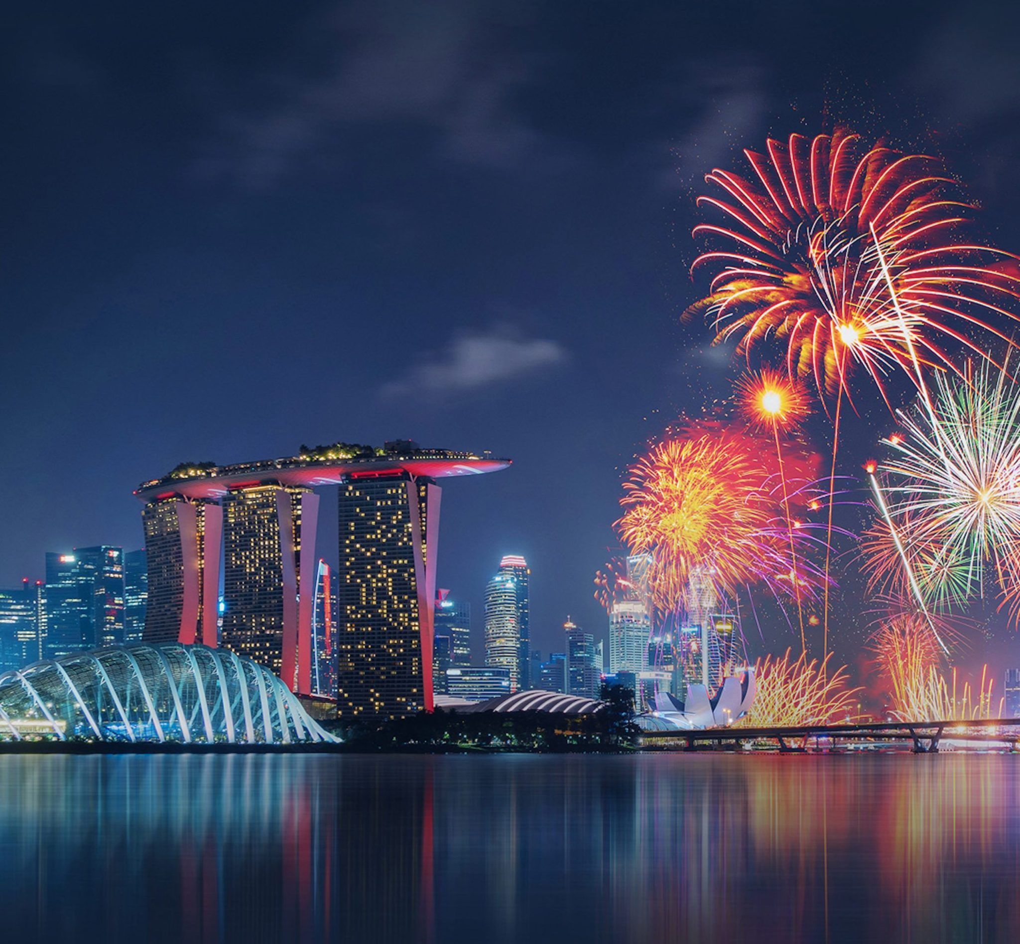 Fuegos artificiales sobre el Marina Bay Sands.