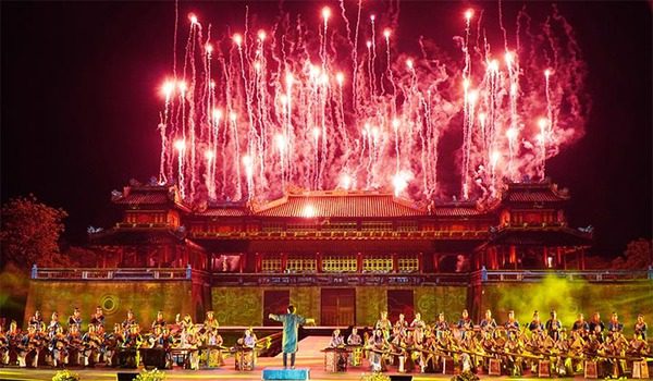 Actores con trajes imperiales en la Ciudadela de Hue.