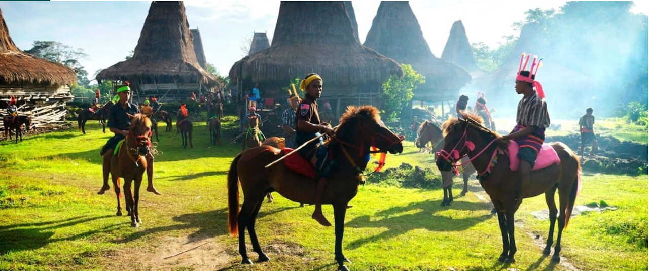 Jinetes en Sumba galopando con lanzas.