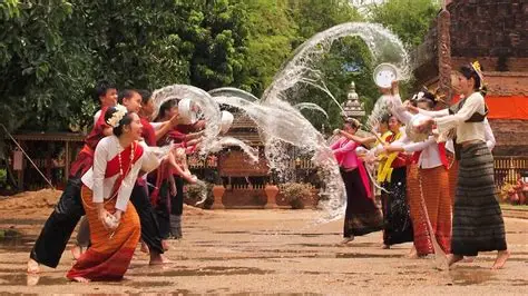 Danzas tradicionales camboyanas frente a Angkor Wat.