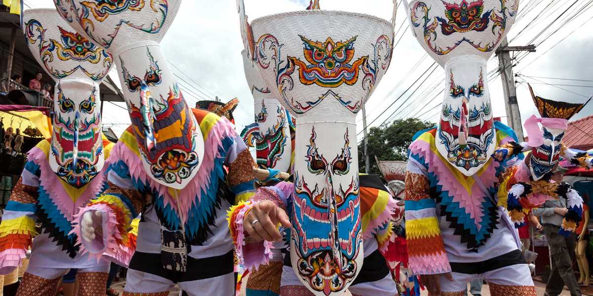 Hombres con máscaras de espíritus y trajes de retales.