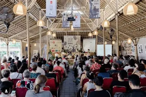 Charla literaria en un jardín balinés.