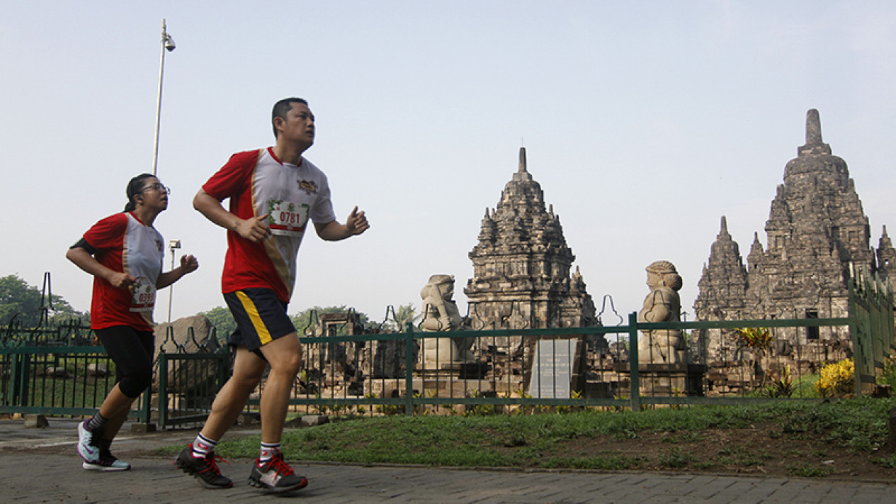 Corredores pasando frente a las estupas de Borobudur.