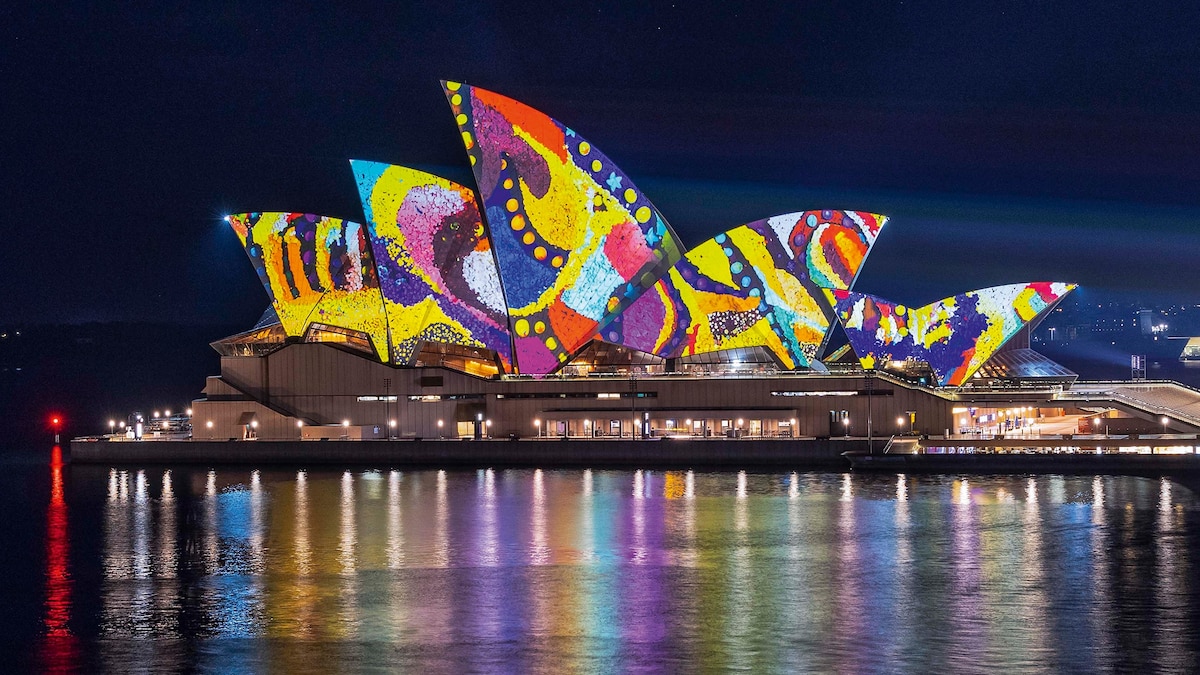 Opera House iluminado con proyecciones de colores.
