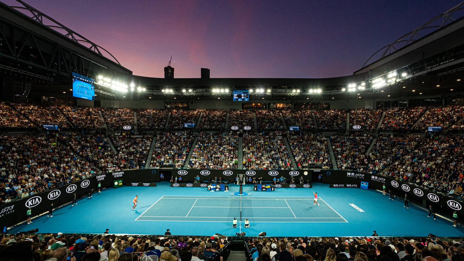 Pista azul de tenis con el skyline de Melbourne.