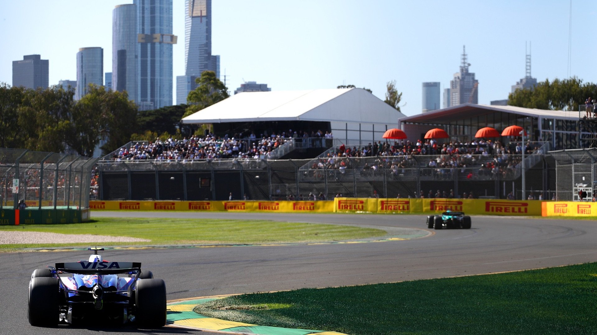 Coche de F1 pasando por una curva de Albert Park.