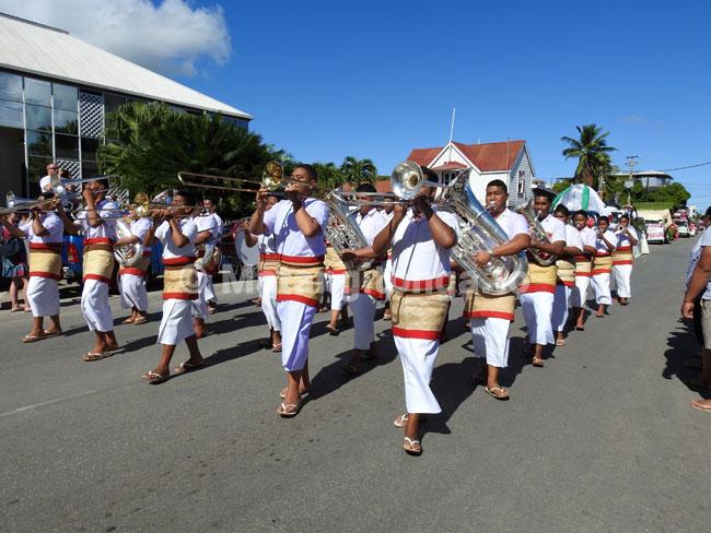 Bailarinas tonganas con trajes de flores y aceites.