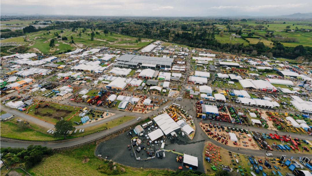 Feria llena de maquinaria agrícola y gente.