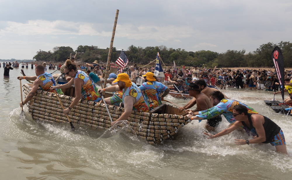 Barco hecho con miles de latas de colores.
