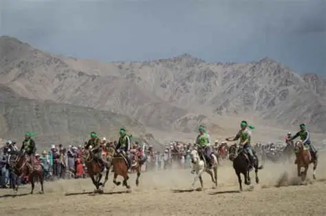 Caballos corriendo frente a un glaciar gigante.