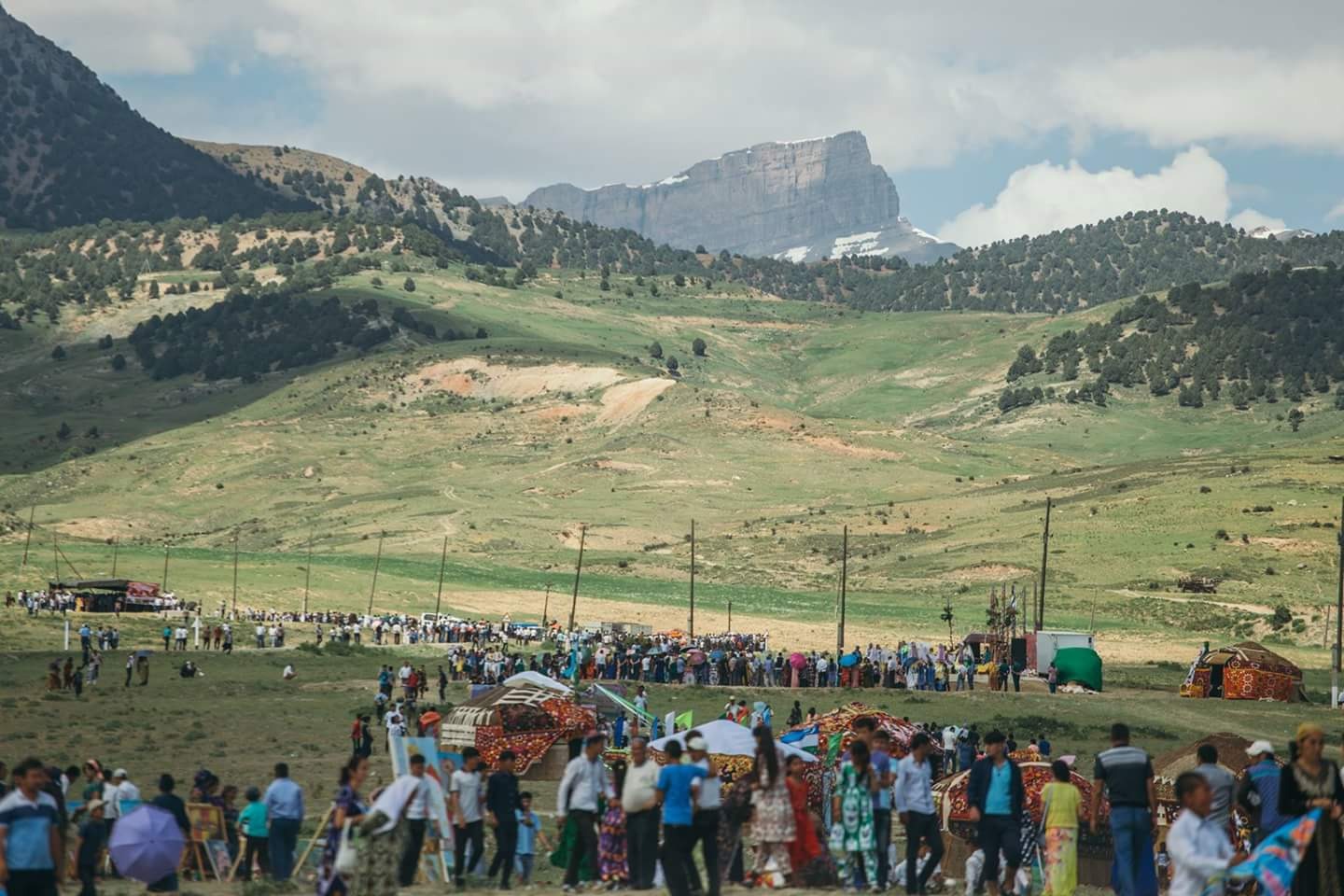 Gente bailando en una pradera rodeada de cañones.