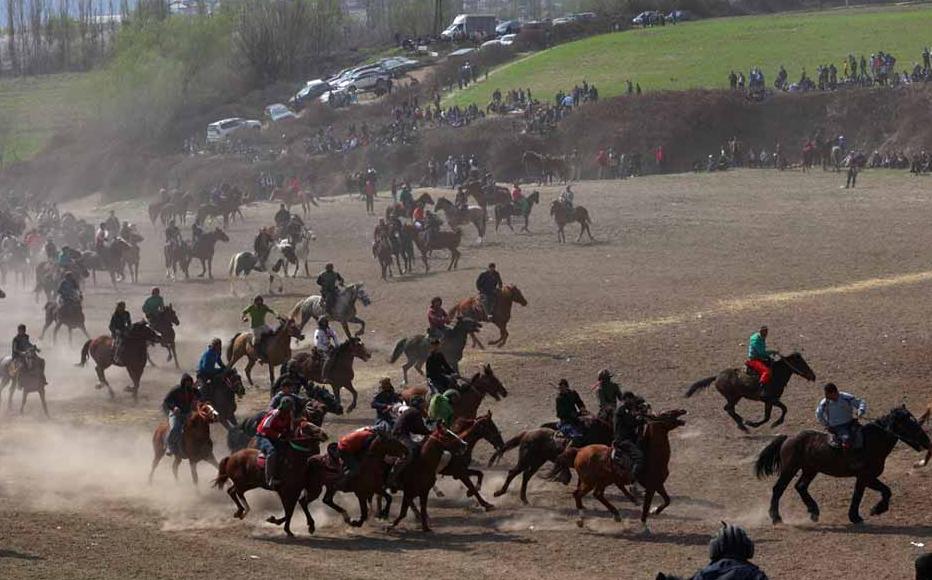 Nube de polvo y caballos en una lucha masiva.