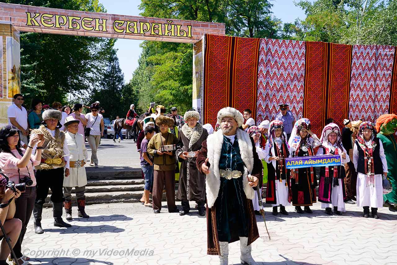 Calles históricas decoradas con alfombras de flores.
