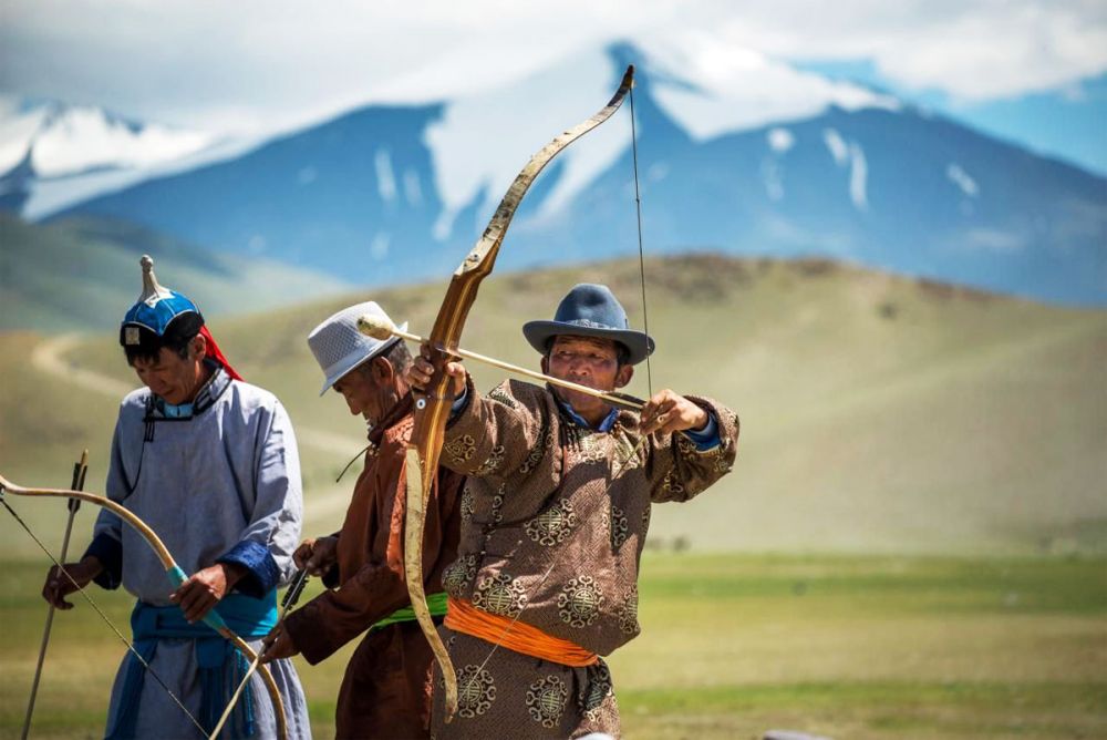 Arquero mongol apuntando con un arco compuesto.