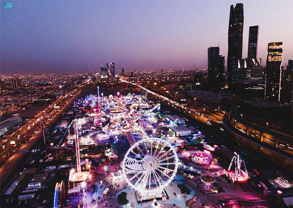 Escenario gigante iluminado en medio de la ciudad de Riad.