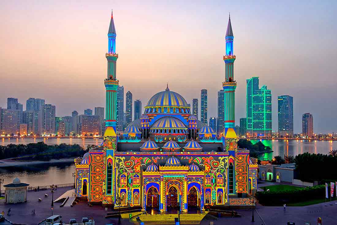 Mezquita Al Noor iluminada con patrones fractales de luz.