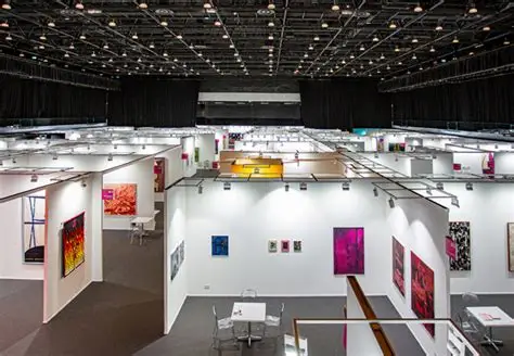 Galería de arte moderno con esculturas vanguardistas.
