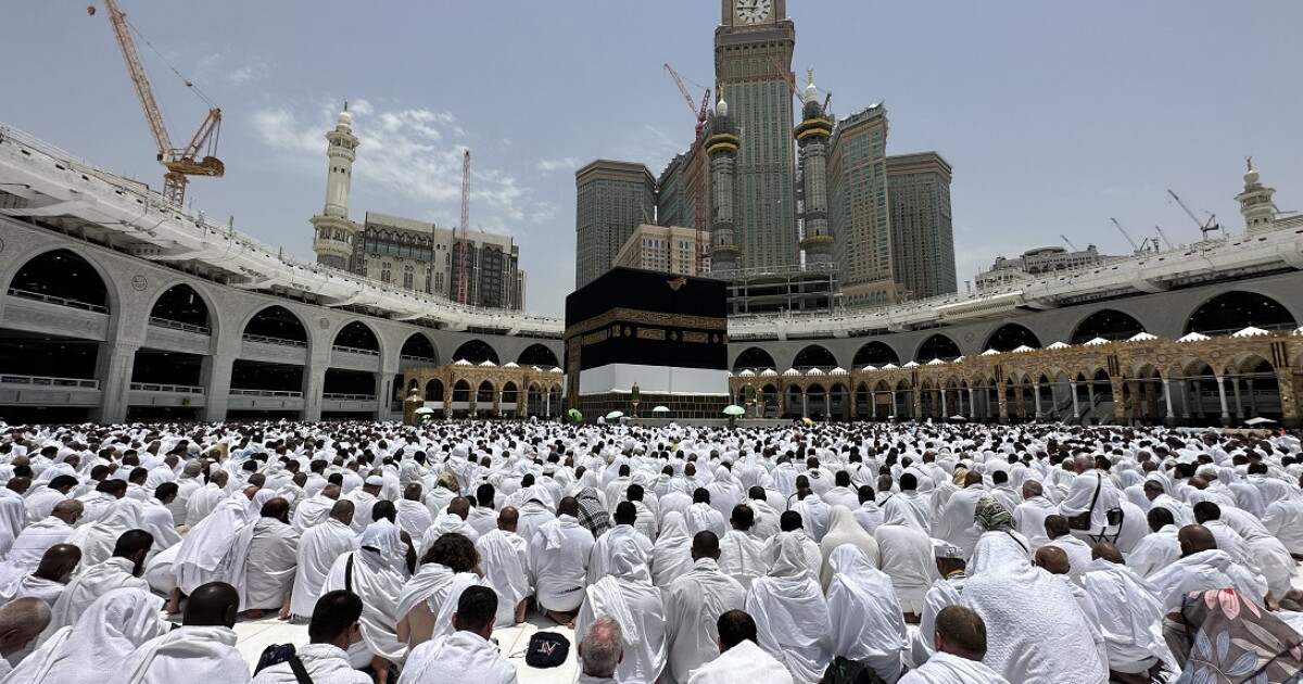 Millones de personas rodeando la Kaaba en la Gran Mezquita.