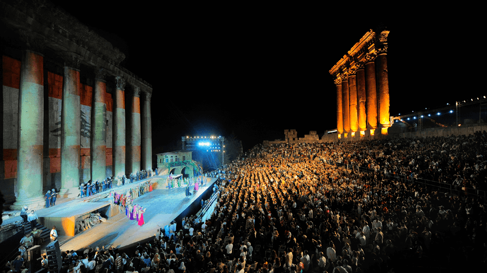 Columnas romanas gigantes iluminadas durante un show.