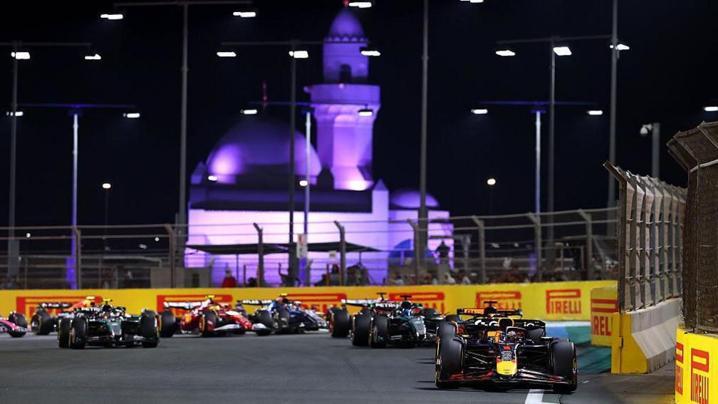 Coches de F1 pasando a milímetros de los muros en Yeda.