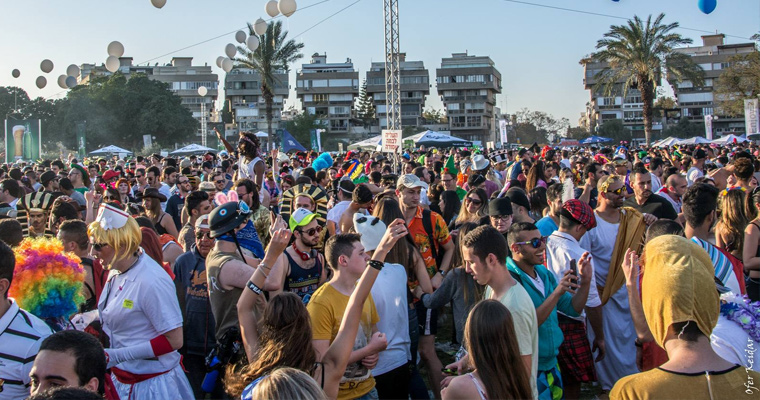 Gente disfrazada bailando en las calles de Tel Aviv.