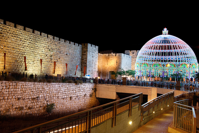 Murallas de Jerusalén iluminadas con proyecciones artísticas.