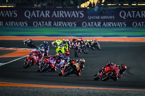 Motos inclinadas al máximo bajo los focos de Lusail.