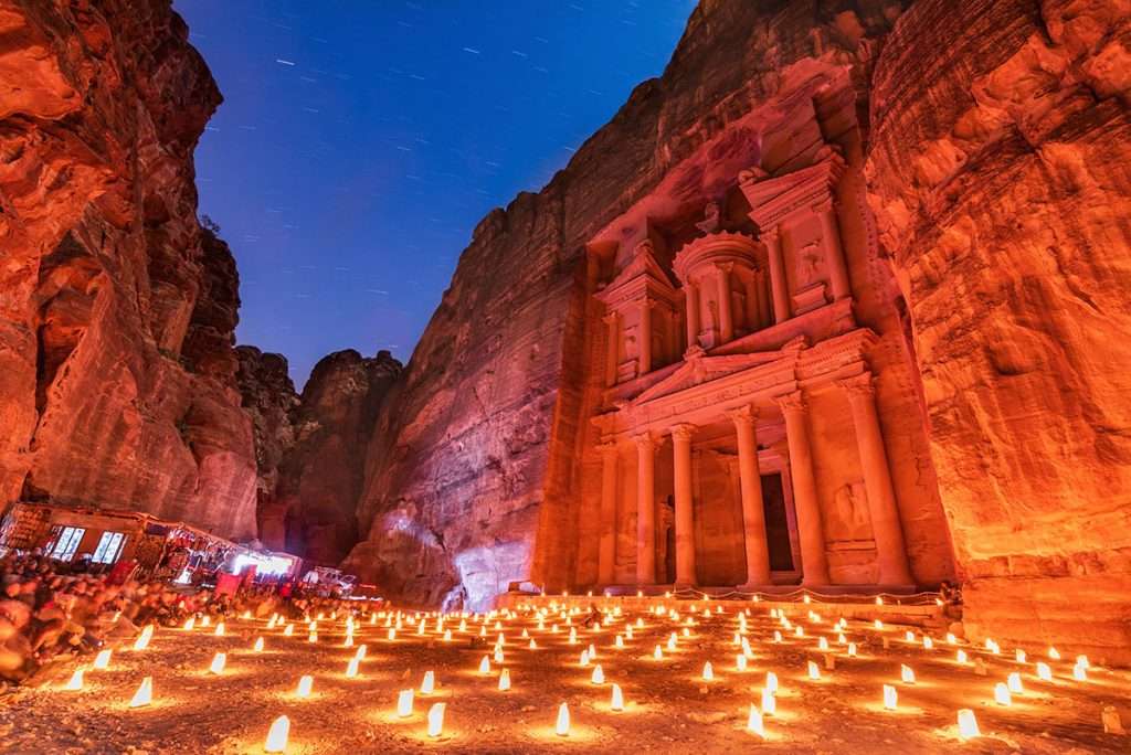 El Tesoro de Petra iluminado por cientos de velas.