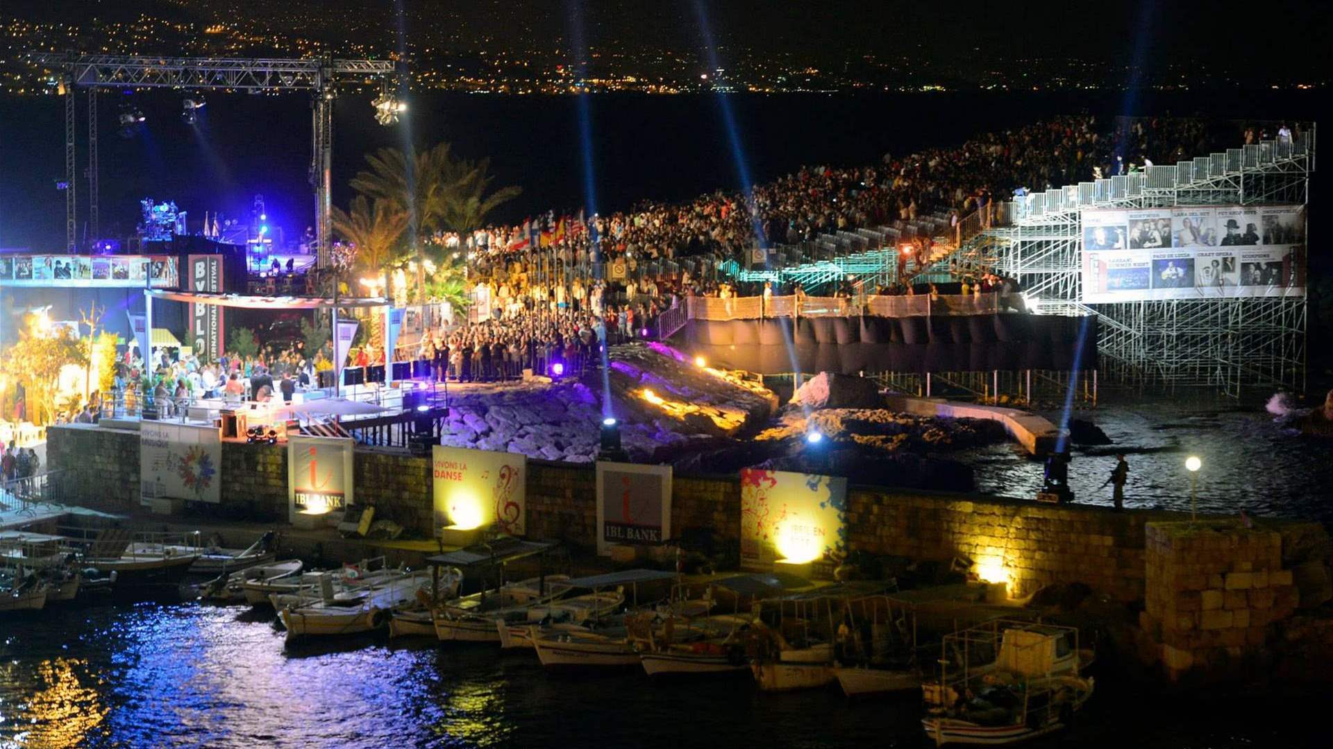 Escenario frente a las murallas antiguas de Byblos.