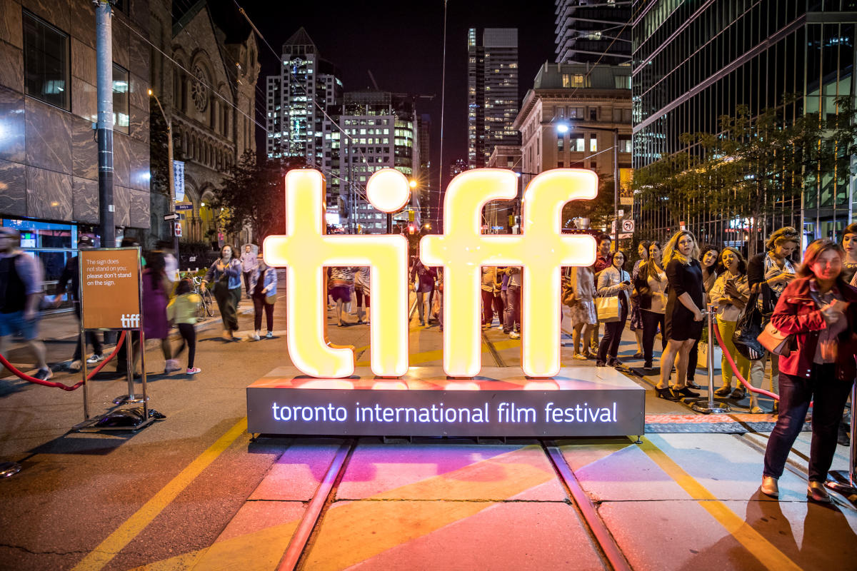 Alfombra roja frente al TIFF Bell Lightbox.