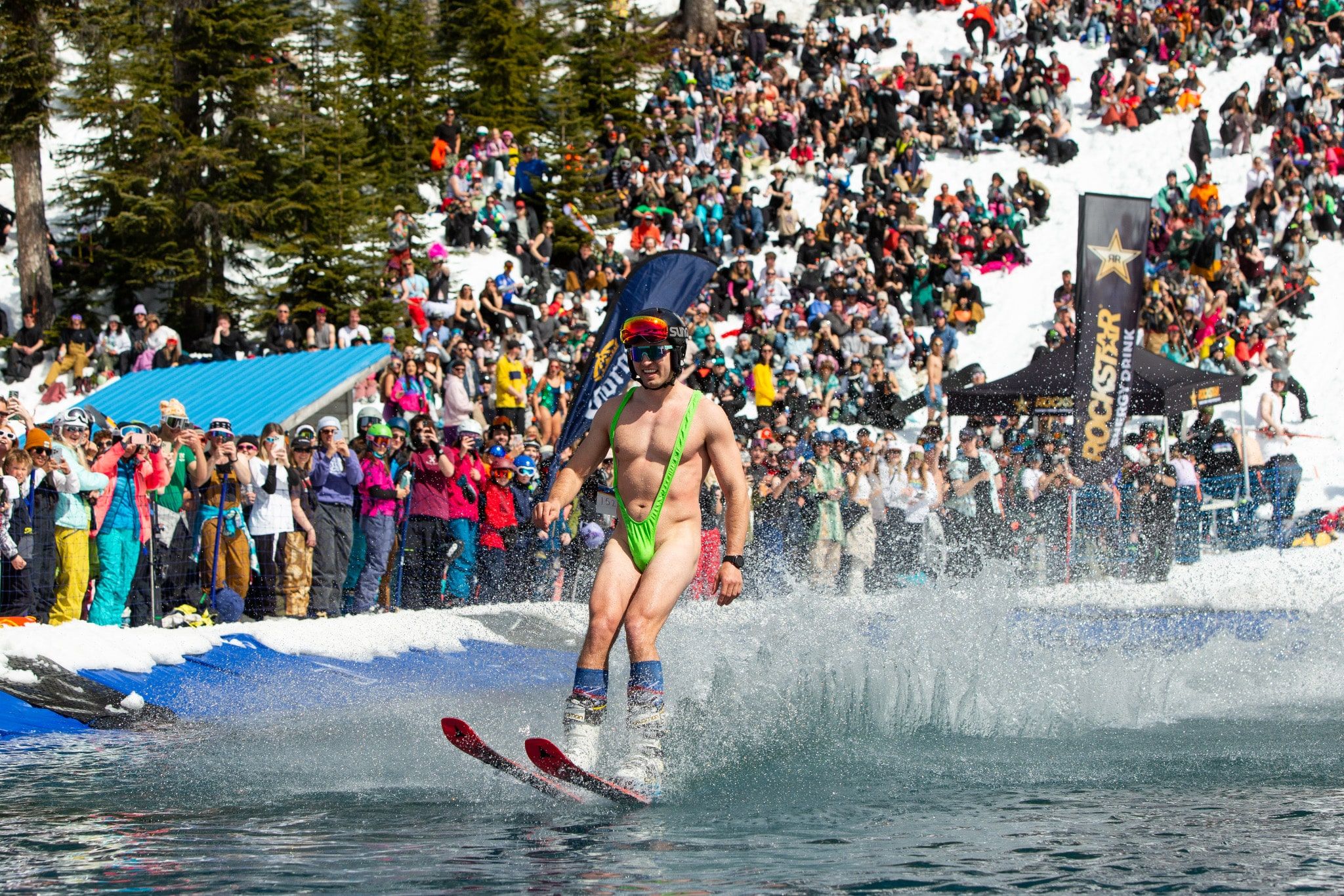 Snowboarder saltando sobre un escenario de música.