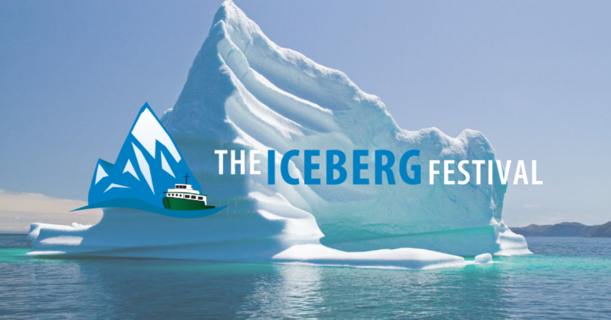 Iceberg gigante blanco y azul cerca de un pueblo pesquero.