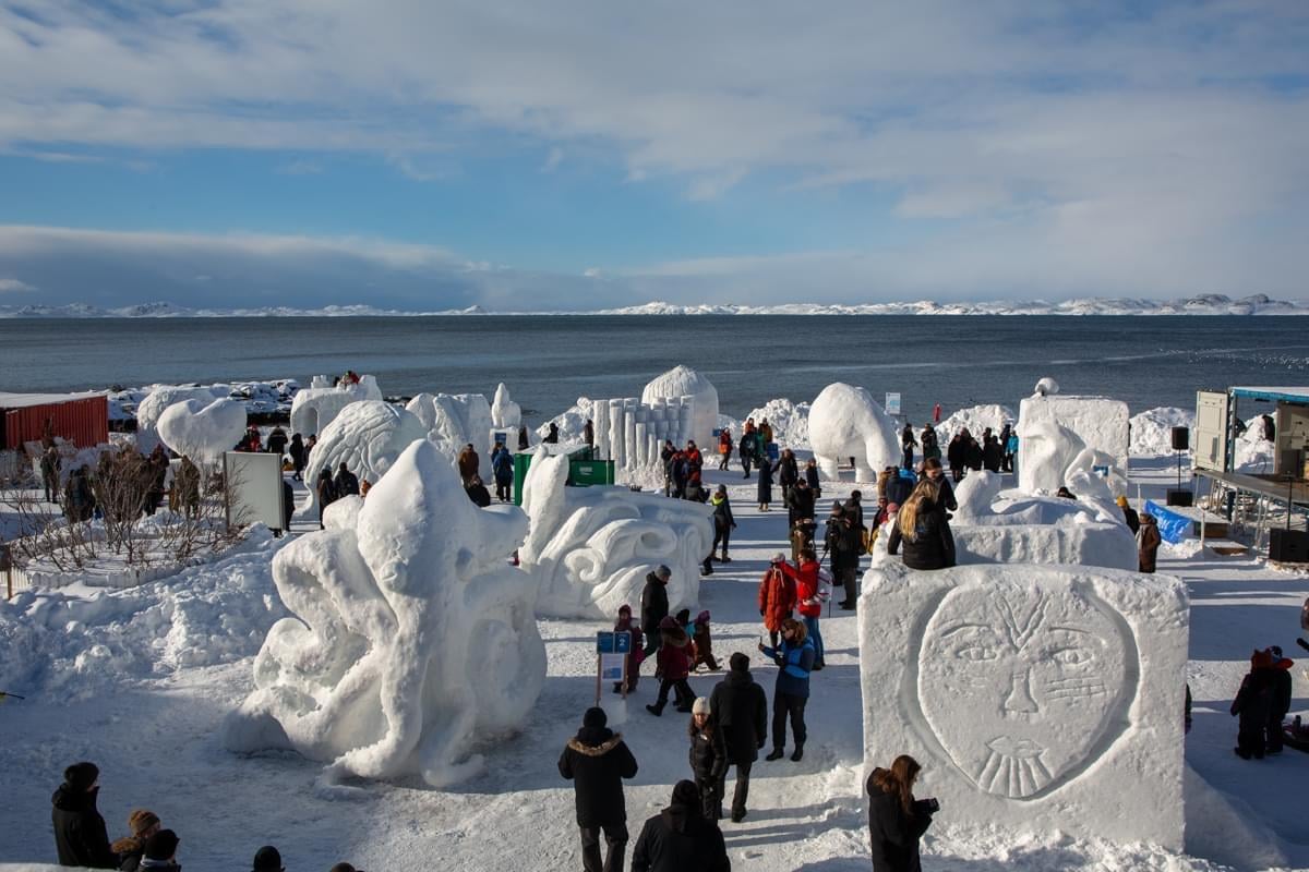 Esculturas de nieve bajo un cielo azul gélido.