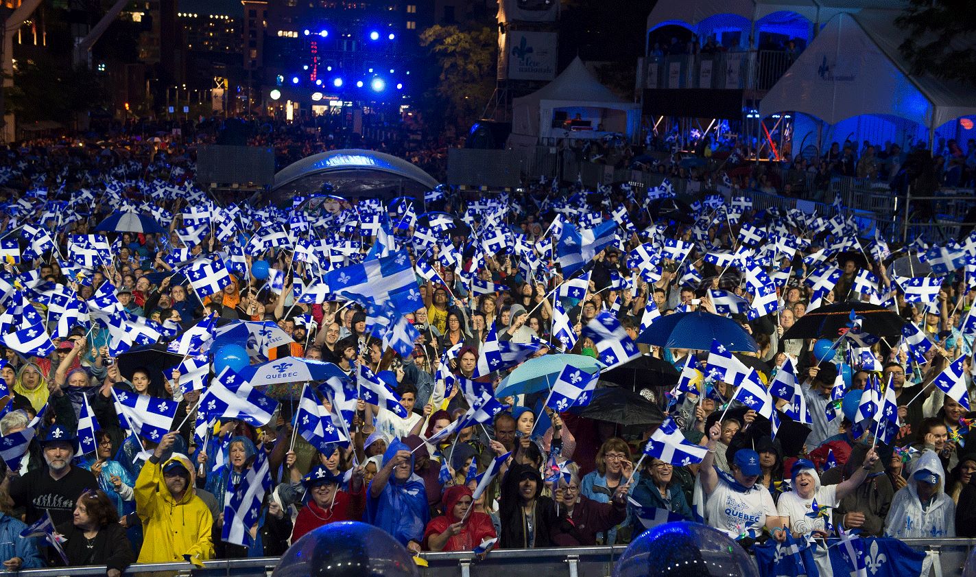 Banderas azules de Quebec en una multitud alegre.
