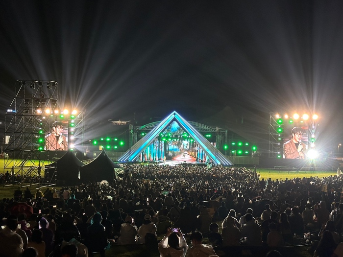 Escenario de concierto frente a la valla de la frontera.