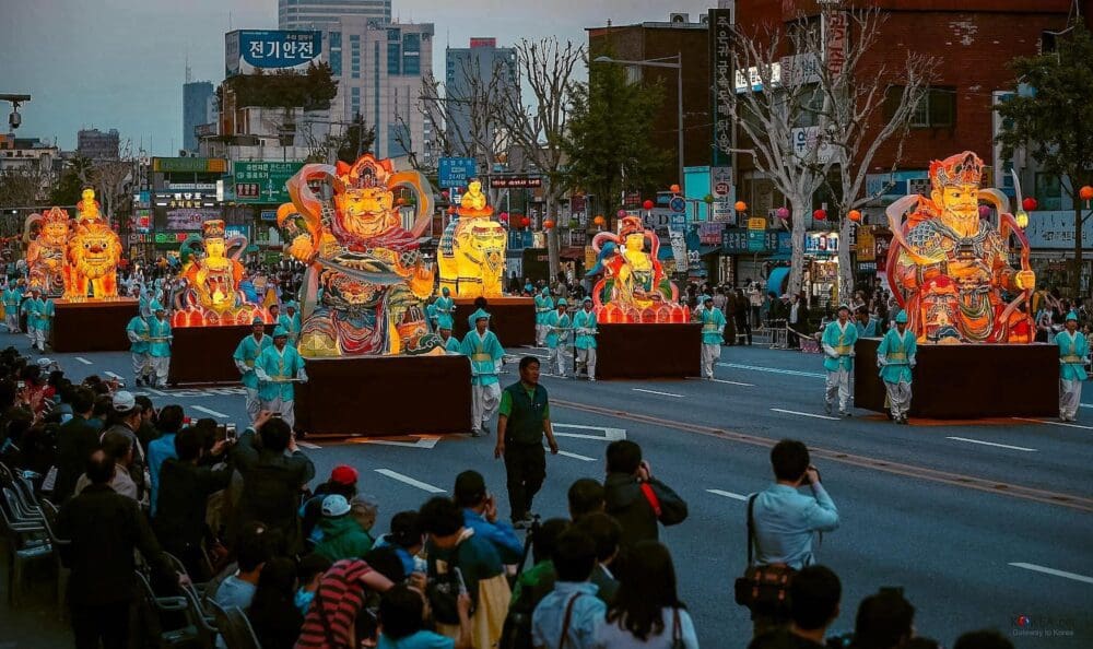 Un mar de faroles en forma de loto iluminando la avenida.