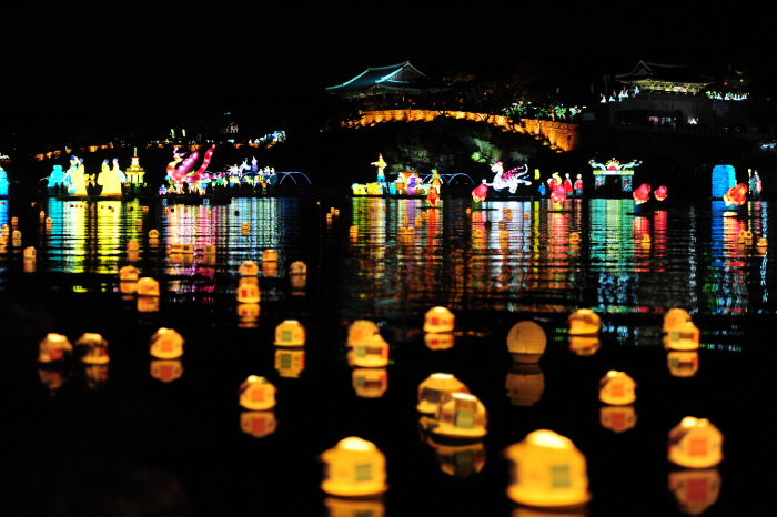 Fortaleza iluminada con miles de luces sobre el río.