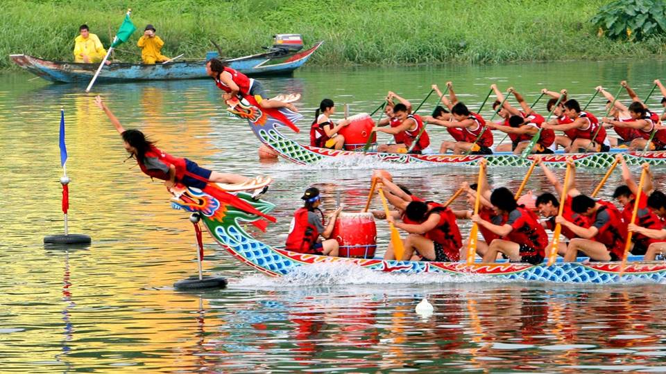 Botes coloridos compitiendo con remeros al unísono.