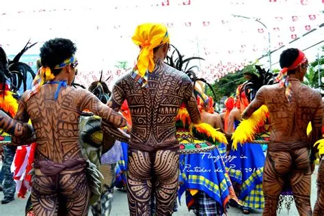 Bailarines con cuerpos pintados como si estuvieran tatuados.